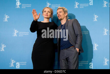 Francese-nato attrice Julie Delpy e attore statunitense Ethan Hawke pongono a photocall per 'prima di mezzanotte' durante la 63a edizione annuale Festival Internazionale del Cinema di Berlino, Berlino, Germania, 11 febbraio 2013. Il film è presentato in concorso alla Berlinale. Foto: Kay Nietfeld dpa/Alamy Live News Foto Stock