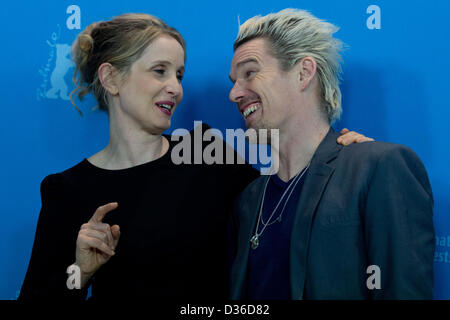 Francese-nato attrice Julie Delpy e attore statunitense Ethan Hawke pongono a photocall per 'prima di mezzanotte' durante la 63a edizione annuale Festival Internazionale del Cinema di Berlino, Berlino, Germania, 11 febbraio 2013. Il film è presentato in concorso alla Berlinale. Foto: Kay Nietfeld dpa/Alamy Live News Foto Stock