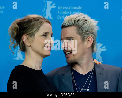 Francese-nato attrice Julie Delpy e attore statunitense Ethan Hawke pongono a photocall per 'prima di mezzanotte' durante la 63a edizione annuale Festival Internazionale del Cinema di Berlino, Berlino, Germania, 11 febbraio 2013. Il film è presentato in concorso alla Berlinale. Foto: Kay Nietfeld dpa/Alamy Live News Foto Stock