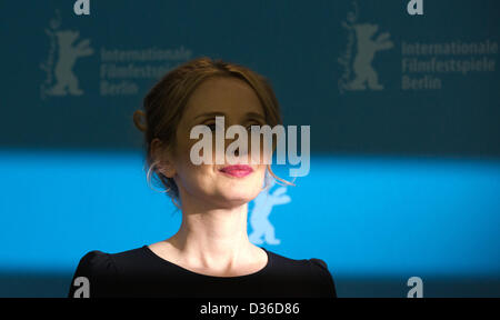 Francese-nato attrice Julie Delpy pone a un photocall per 'prima di mezzanotte' durante la 63a edizione annuale Festival Internazionale del Cinema di Berlino, Berlino, Germania, 11 febbraio 2013. Il film è presentato in concorso alla Berlinale. Foto: Kay Nietfeld dpa/Alamy Live News Foto Stock