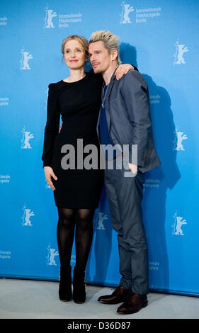 Francese-nato attrice Julie Delpy e attore statunitense Ethan Hawke pongono a photocall per 'prima di mezzanotte' durante la 63a edizione annuale Festival Internazionale del Cinema di Berlino, Berlino, Germania, 11 febbraio 2013. Il film è presentato in concorso alla Berlinale. Foto: Kay Nietfeld dpa/Alamy Live News Foto Stock