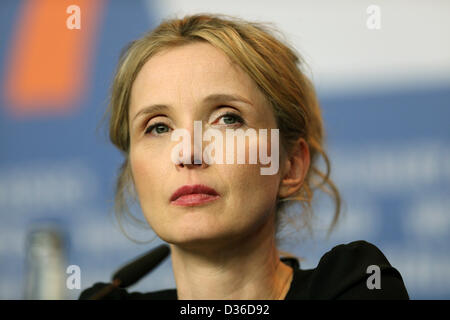 Francese-nato attrice Julie Delpy partecipa a una conferenza stampa per 'prima di mezzanotte' durante la 63a edizione annuale Festival Internazionale del Cinema di Berlino, Berlino, Germania, 11 febbraio 2013. Il film è presentato in concorso alla Berlinale. Foto: Hannibal Hanschke dpa/Alamy Live News Foto Stock