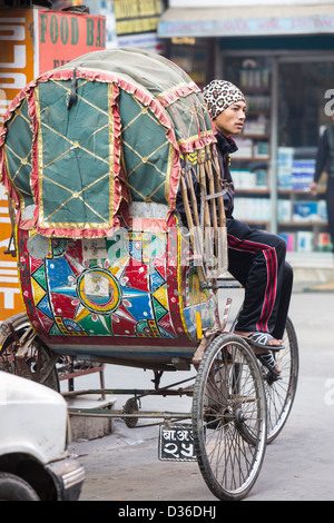 Un rickshaw driver in Kathmandu, Nepal. Foto Stock