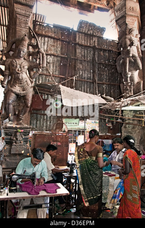 Sarto di fronte al Sri Meenakshi Amman Tempio di Madurai India indiano del Tamil Nadu Centro Città Foto Stock