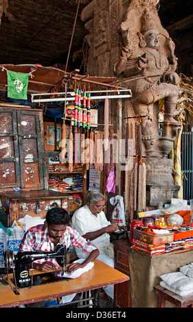 Sarto di fronte al Sri Meenakshi Amman Tempio di Madurai India indiano del Tamil Nadu Centro Città Foto Stock