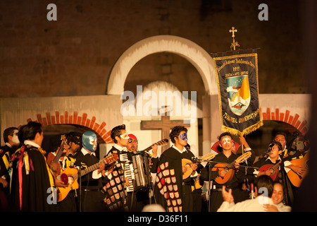 Benito Juárez Università Autonoma di Oaxaca - tonno reale coro degli studenti di eseguire in Oaxaca - Messico Foto Stock
