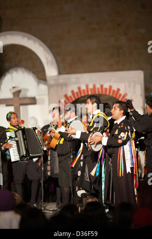 Benito Juárez Università Autonoma di Oaxaca - tonno reale coro degli studenti di eseguire in Oaxaca - Messico Foto Stock