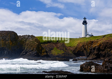 Yaquina Capo Faro arroccato su un promontorio sopra l'Oceano Pacifico Yaquina Capo Eccezionale area naturale vicino a Newport. Foto Stock