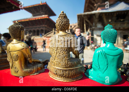 Merci nepalese in vendita in una fase di stallo in Patan Durbar Square a Kathmandu, Nepal. La piazza è un sito Patrimonio Mondiale dell'UNESCO. Foto Stock