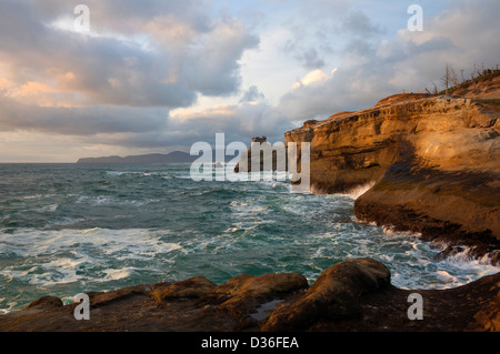 O01016-00...OREGON - tramonto di un giorno di tempesta a Cape Kiwanda parco dello stato. Foto Stock