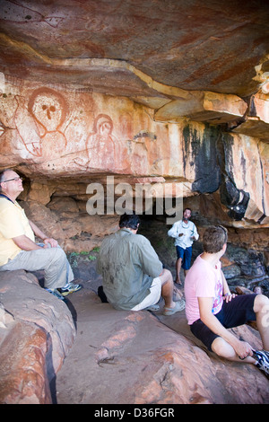 Harry Christiansen descrive arte rupestre degli Aborigeni, zattera punto, Collier Bay, regione di Kimberley, Australia occidentale Foto Stock