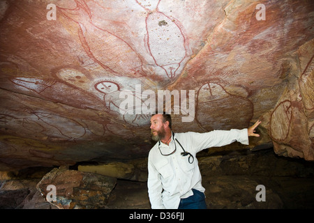 Harry Christiansen descrive arte rupestre degli Aborigeni, zattera punto, Collier Bay, nella regione di Kimberley del Western Australia. Foto Stock