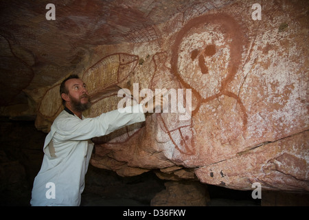 Harry Christiansen descrive arte rupestre degli Aborigeni, zattera punto, Collier Bay, nella regione di Kimberley del Western Australia. Foto Stock