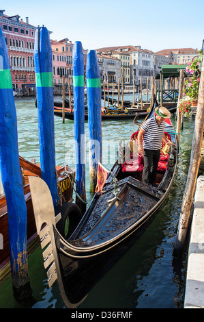 In Gondola e dipinte di posti di ormeggio sul Canal Grande a Fondamenta Vin castello nei pressi del Ponte di Rialto Venezia Foto Stock