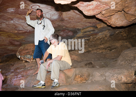 Harry Christiansen descrive arte rupestre degli Aborigeni, zattera punto, Collier Bay, nella regione di Kimberley del Western Australia. Foto Stock