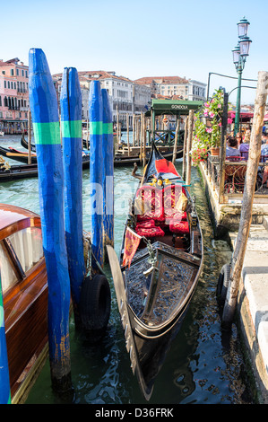 In Gondola e dipinte di posti di ormeggio sul Canal Grande a Fondamenta Vin castello nei pressi del Ponte di Rialto Venezia Foto Stock