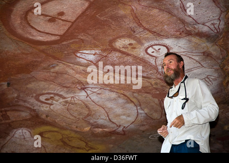 Harry Christiansen descrive arte rupestre degli Aborigeni, zattera punto, Collier Bay, nella regione di Kimberley del Western Australia. Foto Stock