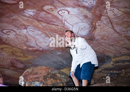 Harry Christiansen descrive arte rupestre degli Aborigeni, zattera punto, Collier Bay, nella regione di Kimberley del Western Australia. Foto Stock