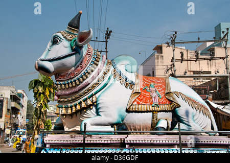 Vacca sacra nei pressi di Sri Meenakshi Amman tempio indù ( dedicato a Parvati - Meenakshi- Shiva- Sundareswarar ) Madurai India Foto Stock