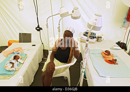 Carrefour, Haiti, una donna con due neonati prematuri in terapia intensiva Foto Stock
