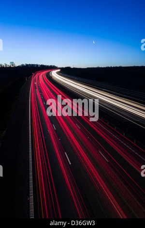 Twilight Rush Hour sull'autostrada M40 nelle Midlands su una mattina inverni, Warwickshire, Inghilterra, Regno Unito Foto Stock