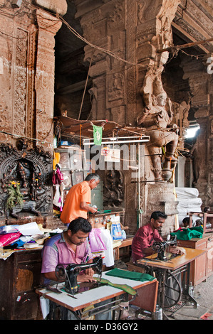 Sarto di fronte al Sri Meenakshi Amman Tempio di Madurai India indiano del Tamil Nadu Centro Città Foto Stock