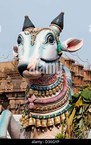 Vacca sacra nei pressi di Sri Meenakshi Amman tempio indù ( dedicato a Parvati - Meenakshi- Shiva- Sundareswarar ) Madurai India Foto Stock