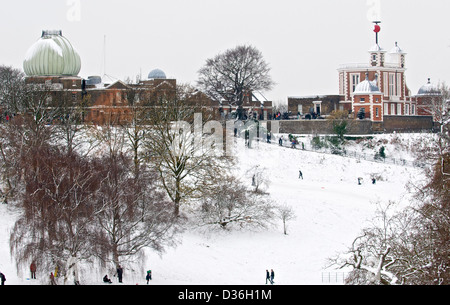 Il Royal Observatory di Greenwich, in una coperta di neve il parco di Greenwich, London, England, Regno Unito Foto Stock