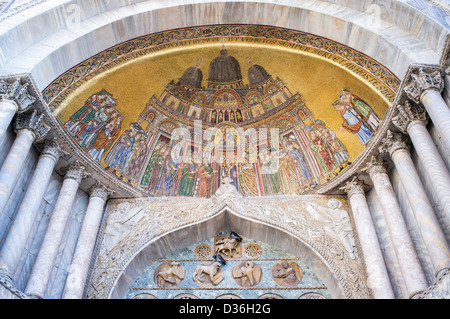 Mosaico del portale nord, a ovest la facciata della Basilica di San Marco Foto Stock
