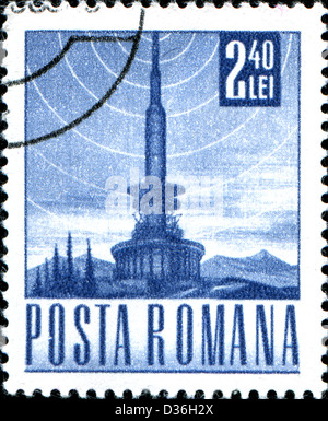 ROMANIA - circa 1967: un timbro stampato in Romania, mostra la torre della televisione e il simbolo del segnale di trasmissione, circa 1967 Foto Stock