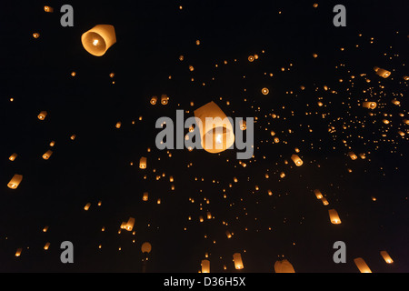 Lanterna di fuoco lanciare durante il Loy Krathong festival, Thailandia Foto Stock