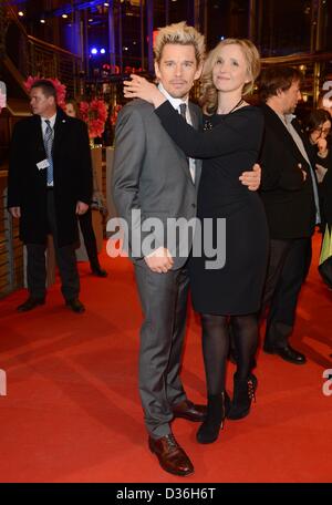 Francese-nato attrice Julie Delpy e attore statunitense Ethan Hawke arriva per la premiere del film 'prima di mezzanotte' durante la 63a edizione annuale Festival Internazionale del Cinema di Berlino, Berlino, Germania, 11 febbraio 2013. Il film è presentato in concorso alla Berlinale. Foto: Jens Kalaene/dpa/Alamy Live News Foto Stock