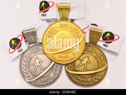 L'argento, l'oro e medaglie di bronzo per il 2013 Campionati Mondiali di Biathlon sono ritratte in Nove Mesto na Morave, Repubblica ceca, 11 febbraio 2013. Foto: Martin Schutt Foto Stock