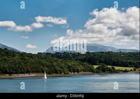 I giardini di Plas Newydd, Anglesey, Wales, UK, offrono viste spettacolari sullo stretto di Menai fino alle montagne di Snowdonia nel Galles settentrionale Foto Stock