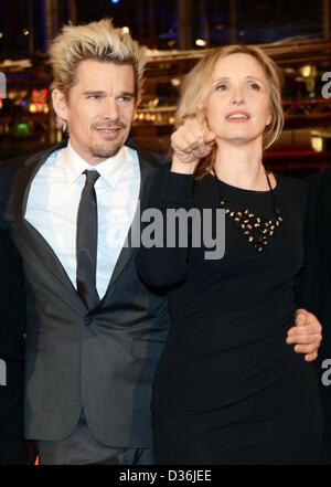 Francese-nato attrice Julie Delpy e attore statunitense Ethan Hawke arriva per la premiere del film 'prima di mezzanotte' durante la 63a edizione annuale Festival Internazionale del Cinema di Berlino, Berlino, Germania, 11 febbraio 2013. Il film è presentato in concorso alla Berlinale. Foto: Jens Kalaene/dpa Foto Stock