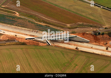 M6 autostrada a pedaggio in costruzione con ponte ferroviario vicino a Hammerwich Staffordshire UK. Vista aerea strade costruzione autostrade Gran Bretagna strada a pedaggio svincolo infrastrutture autostrade Foto Stock