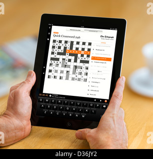 Facendo il cruciverba sul Telegraph app su un Apple iPad 4a generazione retina display computer tablet Foto Stock
