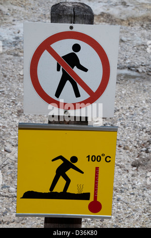 In Wai-O-Tapu area termale nella parte settentrionale del Taupo zona vulcanica in Nuova Zelanda cartelli di avviso chiamata per l'attenzione. Foto Stock