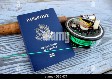 Un flyrod reel e poggia su un dock con un passaporto Foto Stock