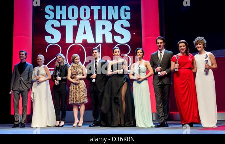 Gli attori e le stelle cadenti 2013 (L-R) Mikkel Folsgaard Boe (Danimarca), Laura Birn (Finlandia), Christa Theret (Francia), Saskia Rosendahl (Germania), Luca Marinelli (Italia), Arta Dobroshi (Kosovo), Ada Condeescu (Romania), Jure Henigman (Slovenia), Nermina Lukac (Svezia) e Carla Juri (Svizzera) pongono dopo lo Shooting Star 2013 Cerimonia di premiazione durante la 63a edizione annuale Festival Internazionale del Cinema di Berlino nel palazzo della Berlinale Berlino, Germania, 11 febbraio 2013. Foto: Sven Hoppe dpa Foto Stock