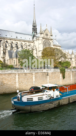 Contenitore di carico della nave chiatta barca sul Fiume Senna e vicino alla cattedrale di Notre Dame Parigi Francia Europa Foto Stock