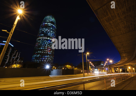 Torre Agbar illuminata di notte Foto Stock