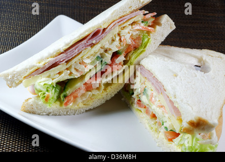 Un preparata di fresco prosciutto sandwich insalata Foto Stock