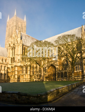 Cattedrale di Lincoln in misty gelido inverno sunshine Lincolnshire Inghilterra Europa Foto Stock