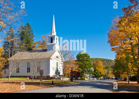 Autunno Autunno colori colori intorno al tradizionale bianco rivestito di legno chiesa Grafton Vermont USA Stati Uniti d'America Foto Stock