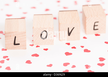 La parola amore costruito con blocchi di legno. Foto Stock