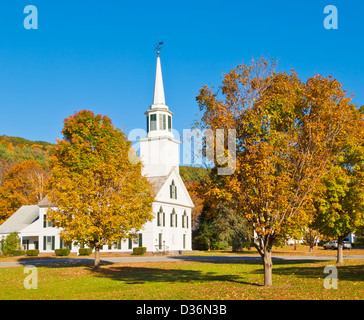 Townshend Vermont USA - colori autunnali intorno alla tradizionale chiesa rivestita di legno bianco Townshend Windham County Vermont Stati Uniti d'America USA Foto Stock