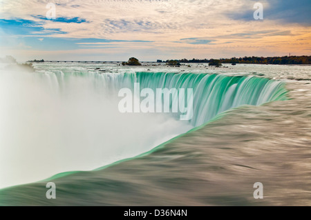Sfocata slow motion acqua cadere sopra la parte superiore del ferro di cavallo cade a cascata Niagara Falls Ontario Canada Foto Stock