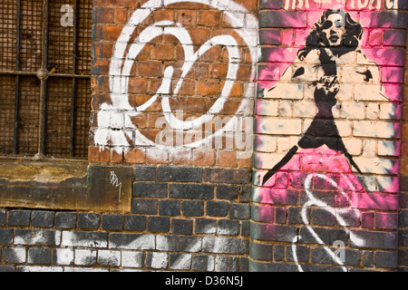 Urban graffiti street art di donna glamour su un muro di mattoni east London Inghilterra Europa Foto Stock