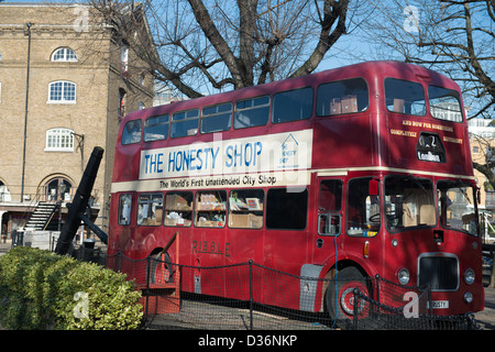 L'ONESTÀ Shop, situata in un vecchio autobus Routemaster in St Katherine Dock, Londra Foto Stock